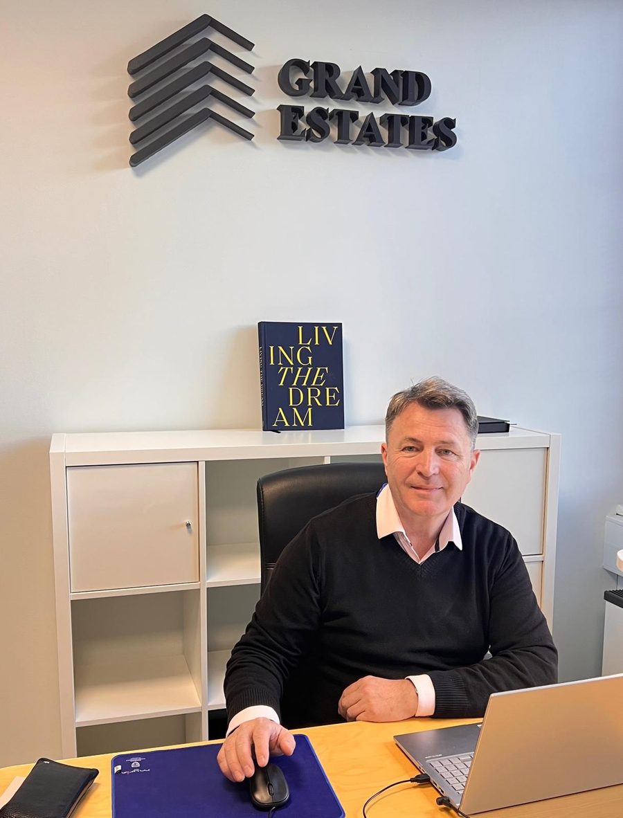 Lucian Dima la biroul Grand Estates