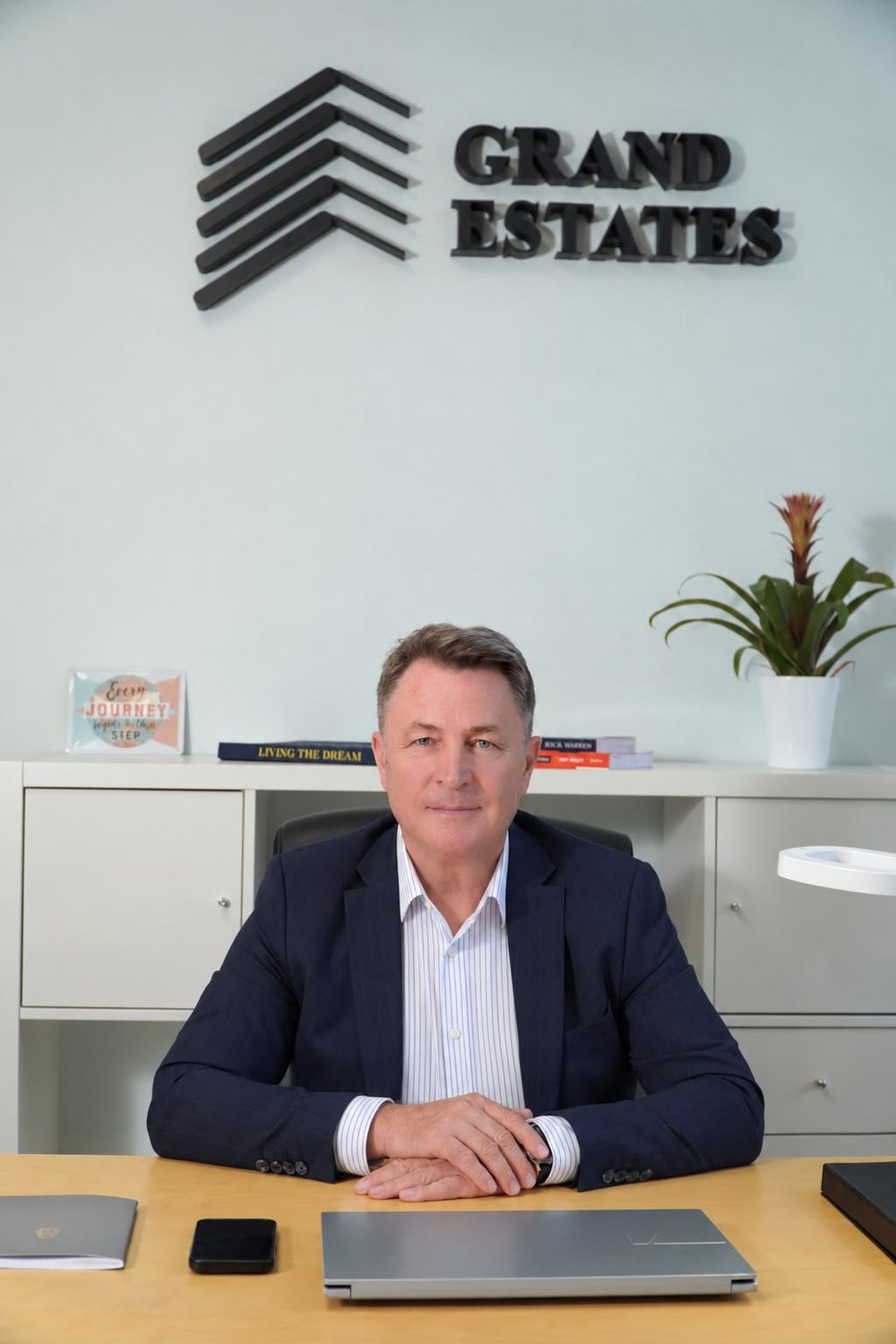 Lucian Dima la biroul Grand Estates