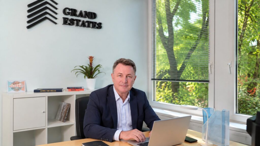 Lucian Dima la biroul Grand Estates, pregătind actele pentru o vânzare