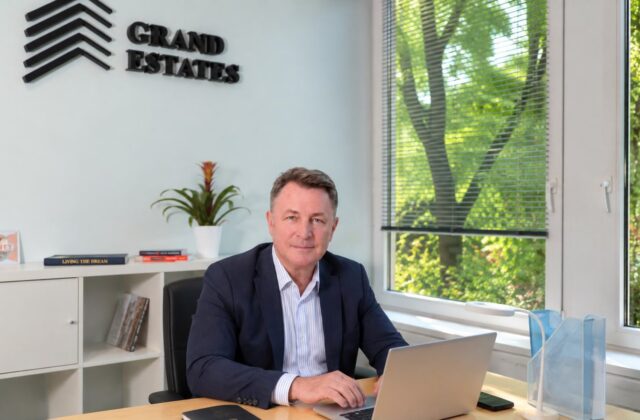 Lucian Dima la biroul Grand Estates, pregătind actele pentru o vânzare