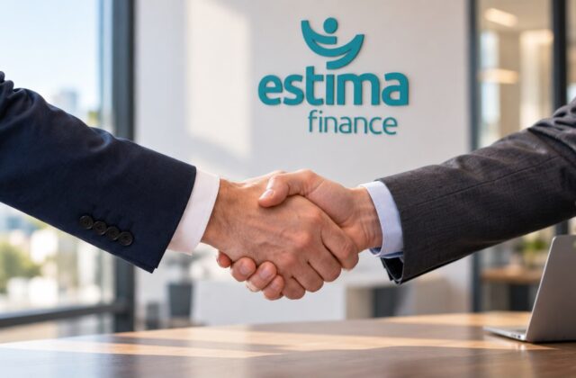Strângere de mână la finalul unei discuții despre creditul ipotecar, la Estima Finance